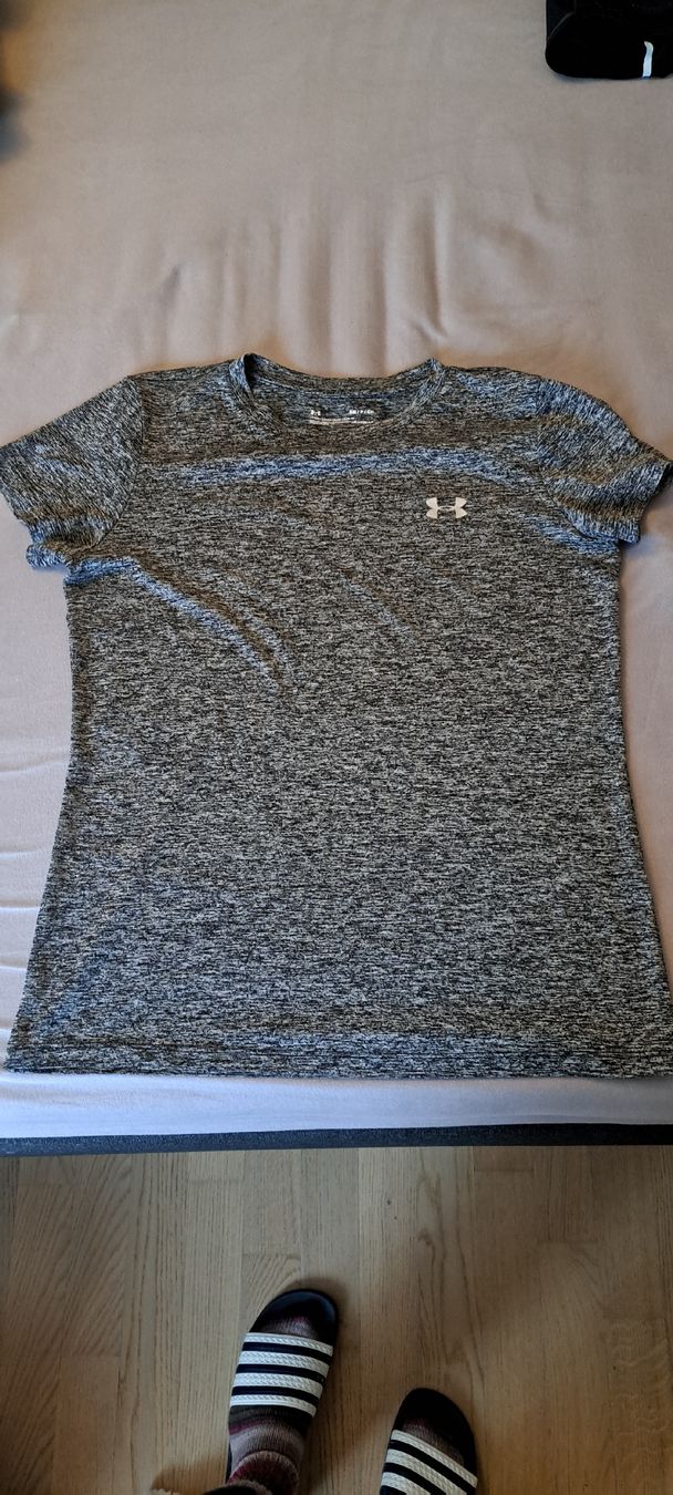 Under Armour T-Shirts: Sport Shirt Under Armour – Neu (gemäss Beschreibung) aus Hombrechtikon von Atroms47