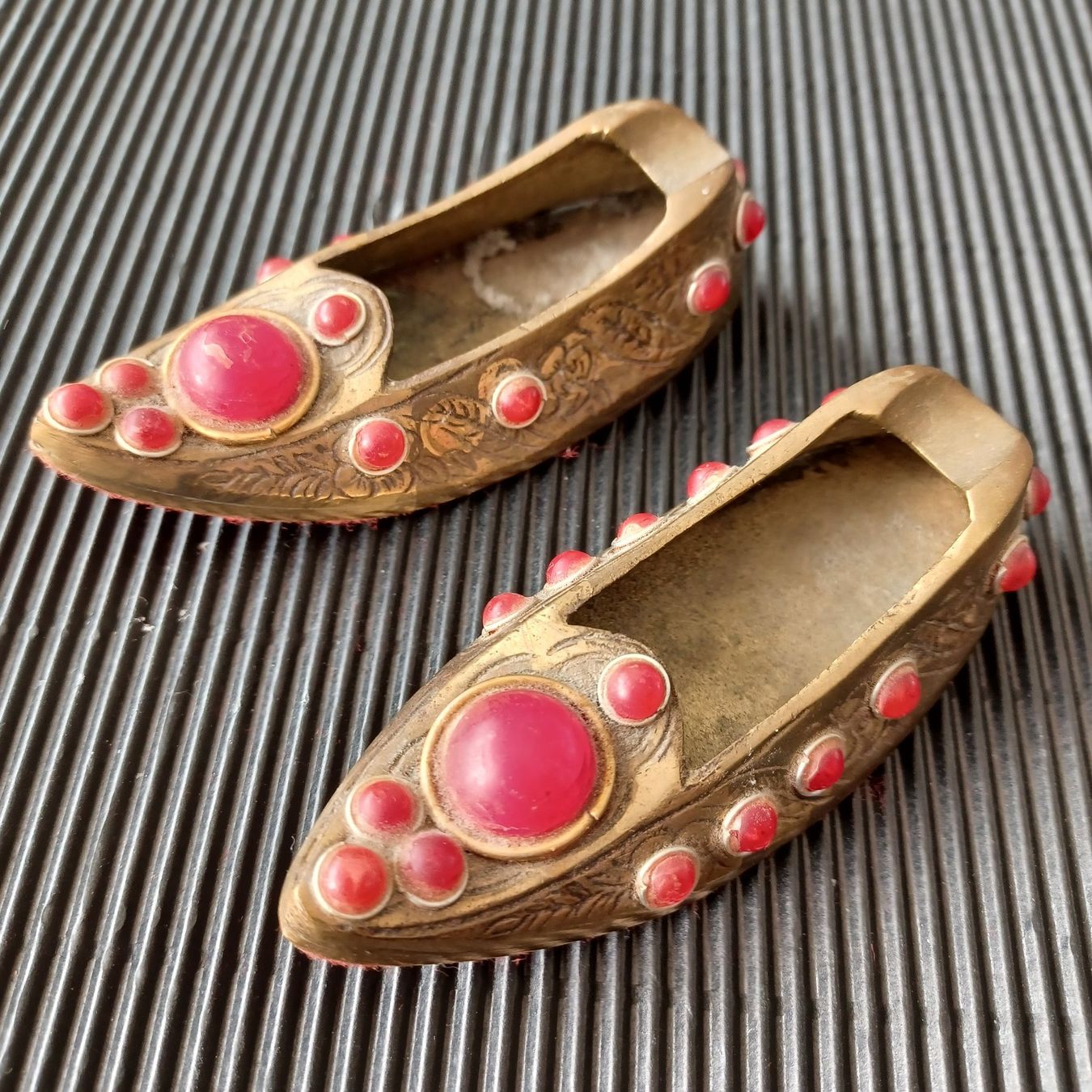 Portacenere: ASCHENBECHERPAAR . Messing. Vintage. / Schuhe. – Usato da Zürich venduto da Bellabo