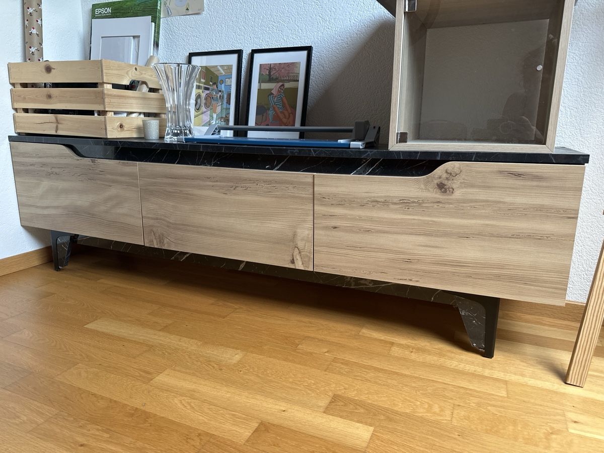 Mobili TV: Sideboard with 3 doors, wood effect, black marble effect top – Usato da Würenlos venduto da catarinacfcampos 1