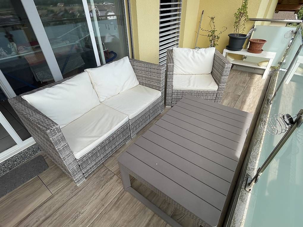 Set di tavolo e panche: Salon de jardin + table modulable – Usato da Les Evouettes venduto da Johild
