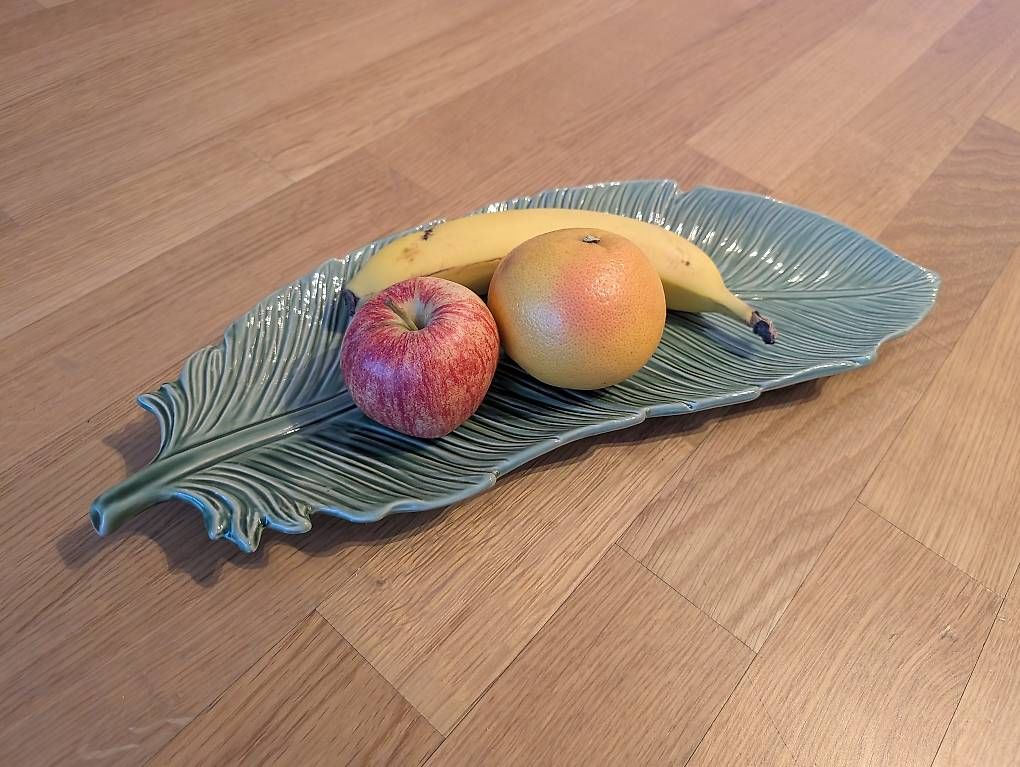 Piatti di portata: Ceramic leaf-shaped platter – Usato da Luzern venduto da Quy 1