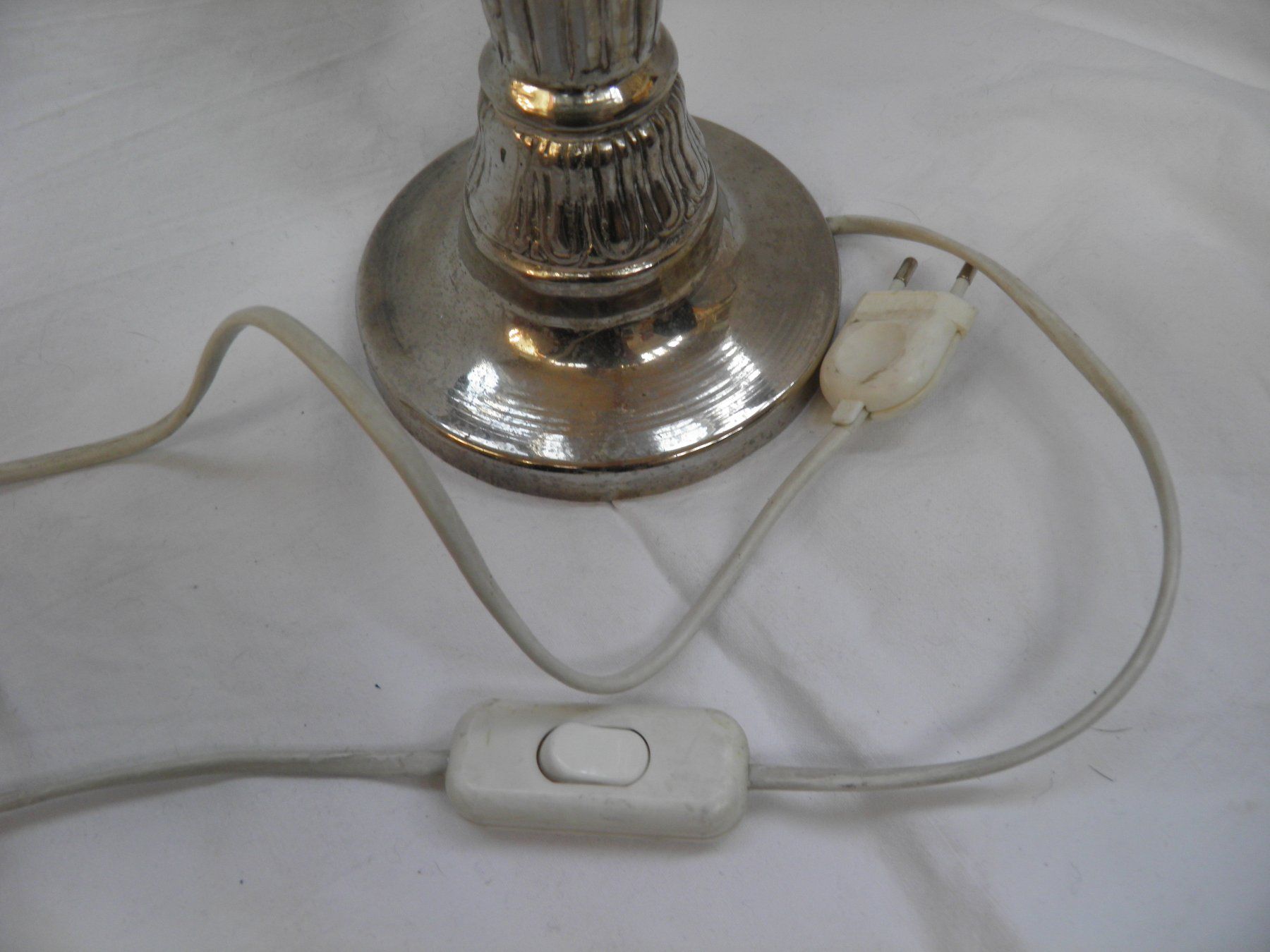 Lampade: Hohe Tischlampe silberfarbenes Metall – Usato da Rüti ZH venduto da corvus-corvus 2