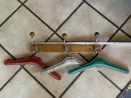 Vintage Garderobe mit drei Kleiderbügeln