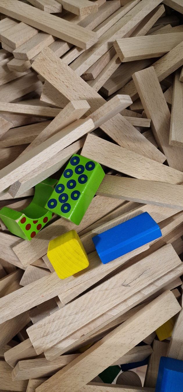 Spielzeuge: grosse Kiste mit Bauklötzen – Gebraucht aus Bäretswil von isa_gk9g 1