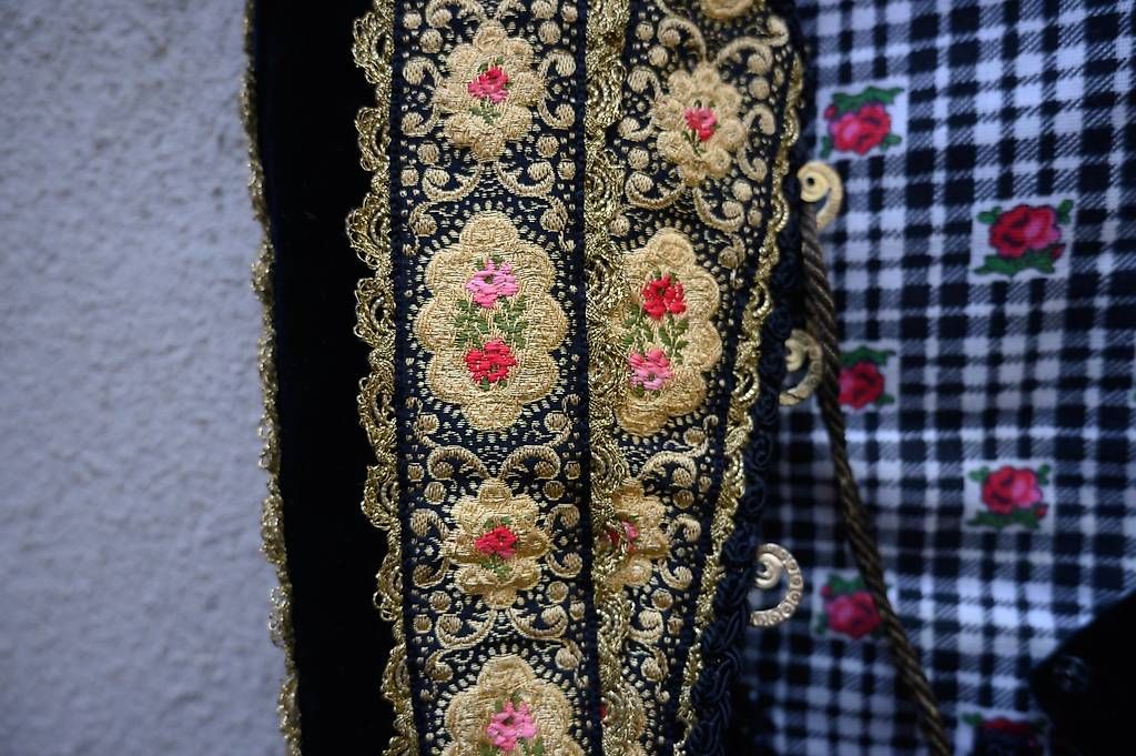 Costumi: Tiroler Tracht alt Samt mit Tasche – Usato da Kriens venduto da harryharmlos01 2