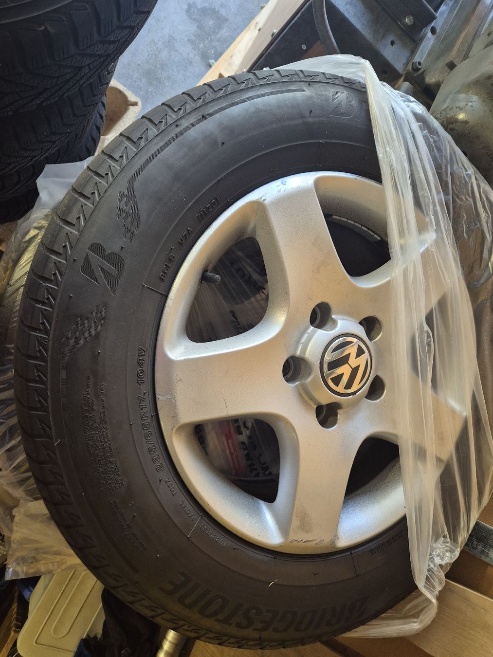 Volkswagen Pneumatici & Ruote complete: VW Tuareg original Räder – Usato da Niederdorf venduto da tatikin