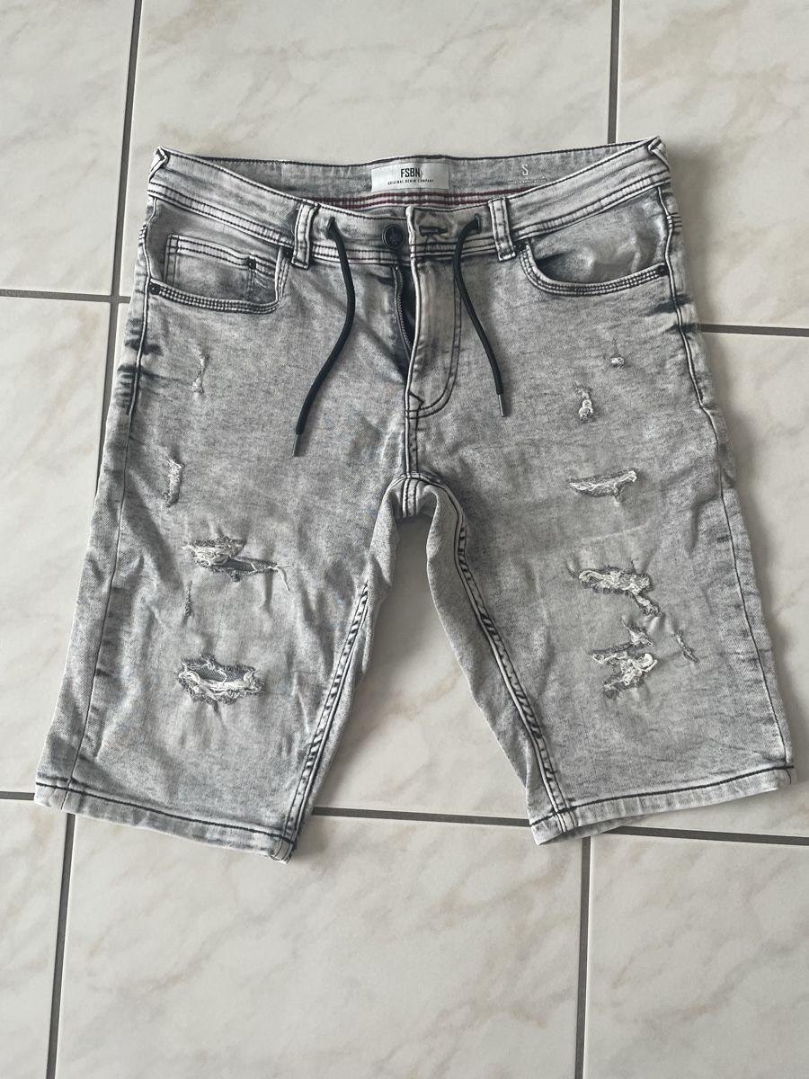 Hosen: Kurze Hose Gr. S – Gebraucht aus Amriswil von einkaufverkauf