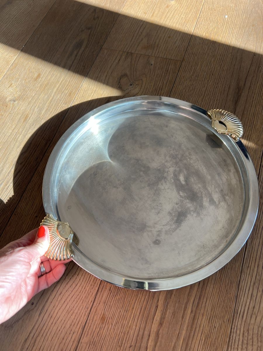 Piatti di portata: Rundes Metalltablett mit muschelförmigen Griffen.  – Usato da Uerikon venduto da Saffagirl 6