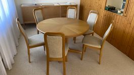 Eleganter, runder Holztisch, ausziehbar
