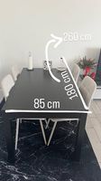 Tavolo da pranzo allungabile con quattro sedie 