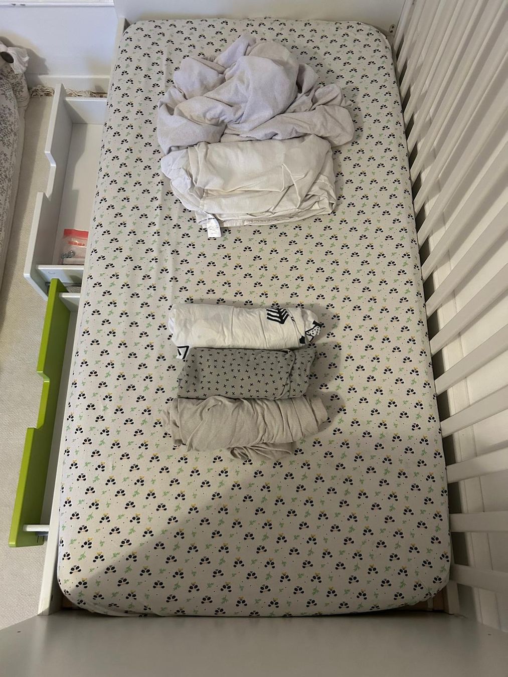 Ikea Letti: Lit bébé évolutif et table à langer – Usato da L'Abergement venduto da mme_6rmr 3