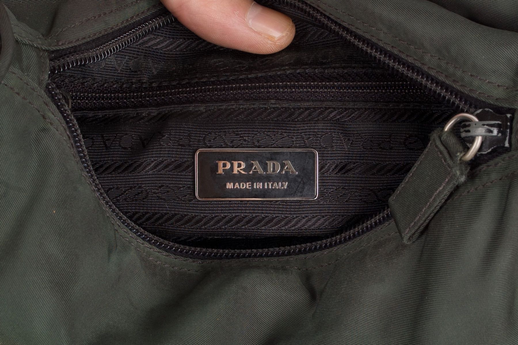 Prada Borse: AUTH PRADA GREEN NYLON SHOULDER CROSSBODY BAG. – Usato da Lausanne venduto da Lamedusac 8