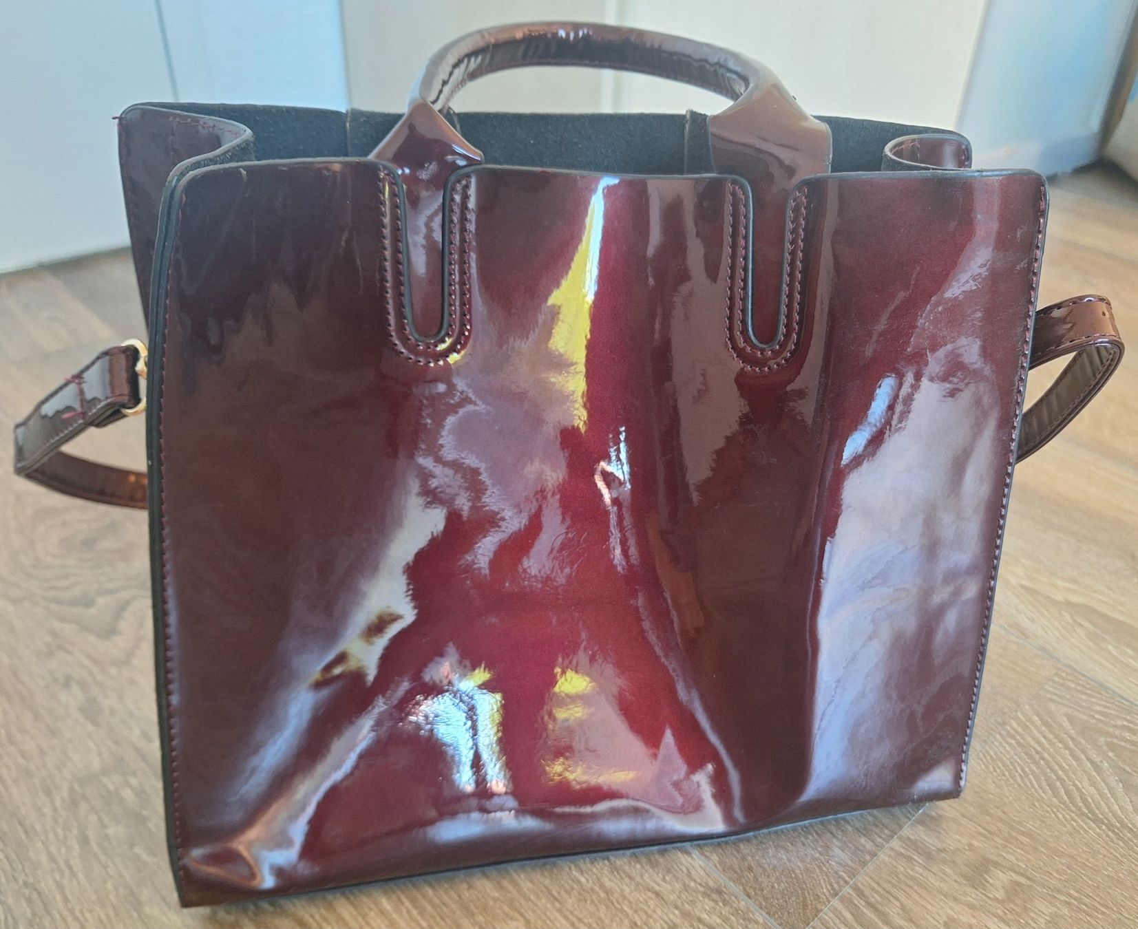 Borse da donna: Modische Schultertasche Lack in bordeaux – Usato da Muhen venduto da Happiness2008 1