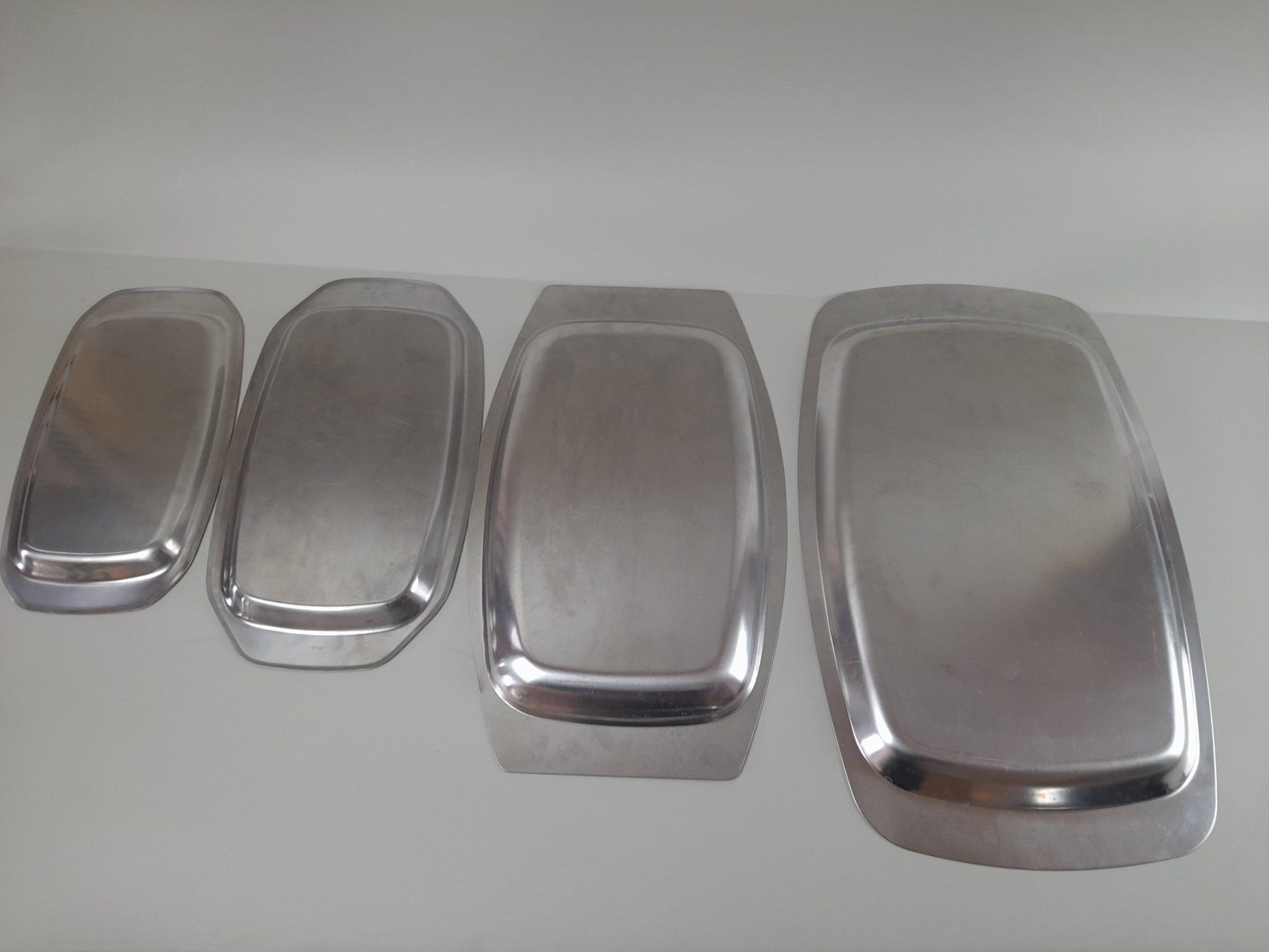 Servierplatten: Anrichteplatten Edelstahl 4er Set – Gebraucht aus Liebefeld von Restwert_Liebefeld 2
