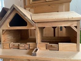 Bauernhof/Holzstall mit Holztisch und 28 Holztiere