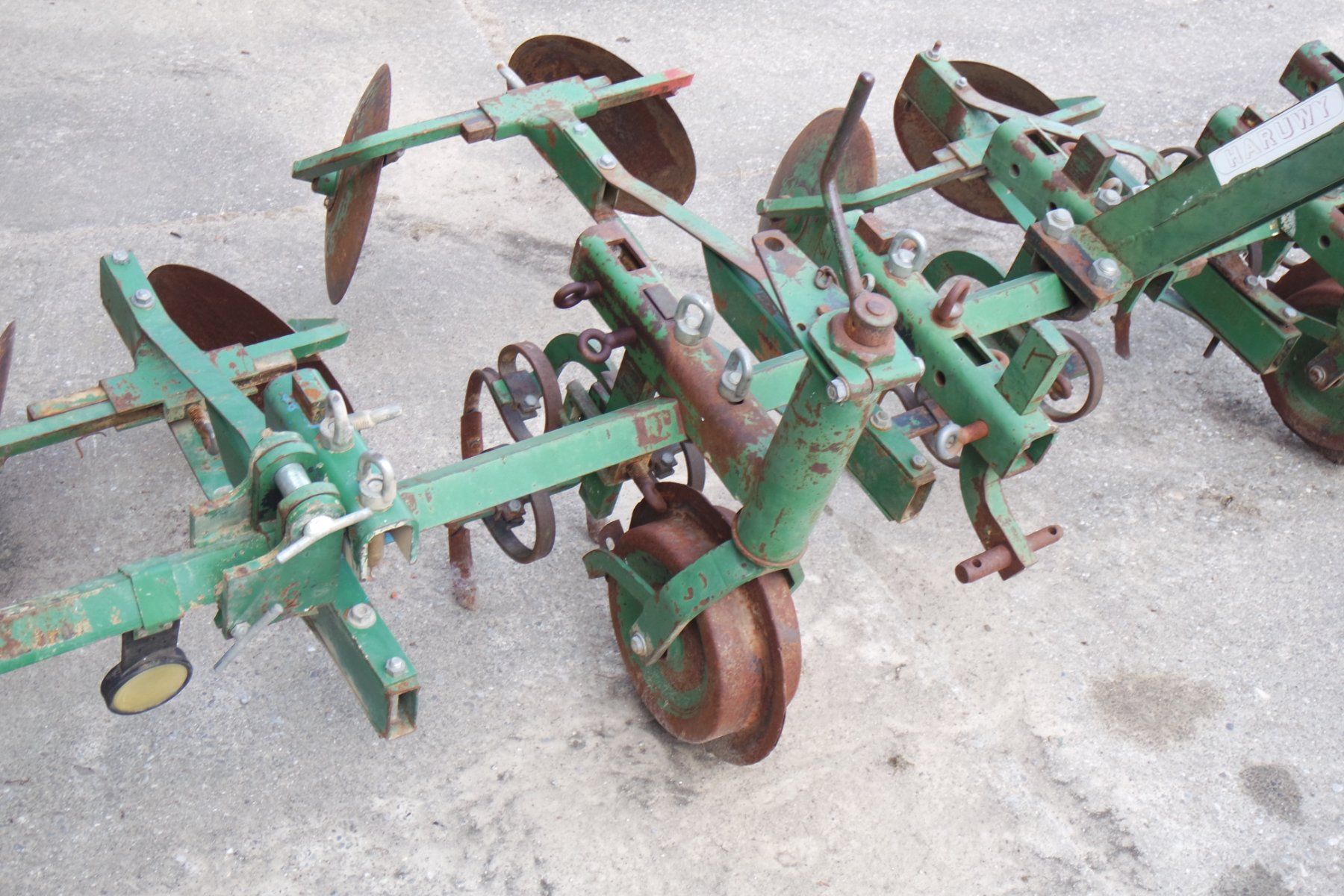 Tutte le macchine: BARRE SARCLEUSE / BUTEUSE  HARUWY 320 cm – Usato da Avenches venduto da Brocadou