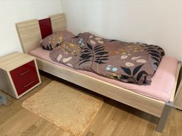 Bett mit Nachttisch