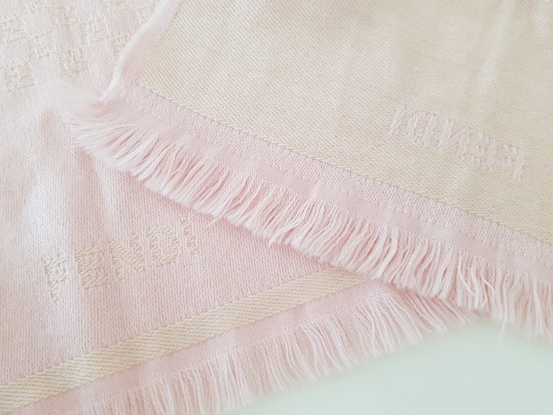Foulard & Sciarpe: Originaler Fendi Schal – Nuovo e nell'imballaggio originale da St. Erhard venduto da Saskia0 2