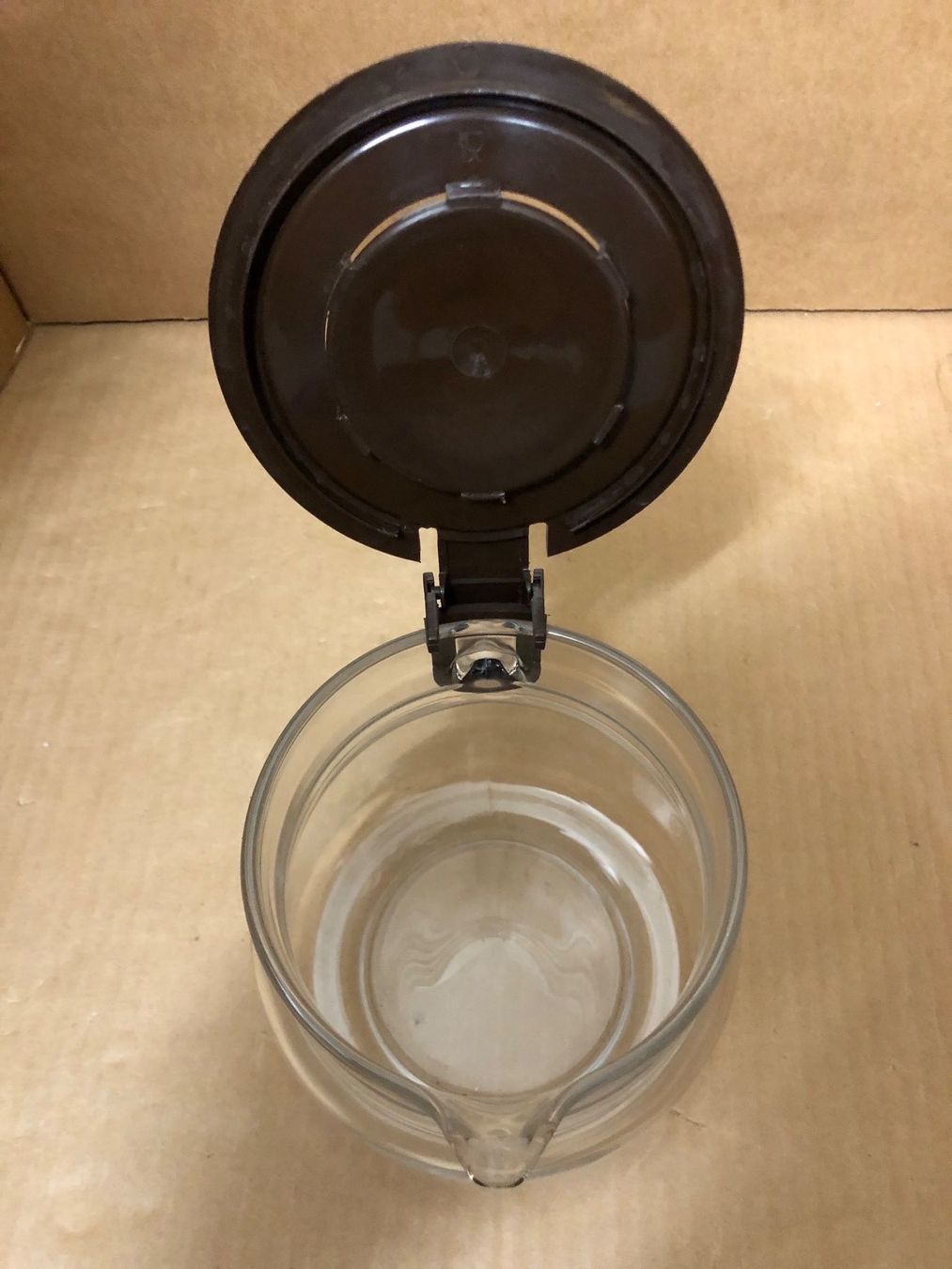 Komplettküchen: Kaffeekrug Glas mit Kunststoff Deckel – Gebraucht aus Eschlikon TG von 1.- 5