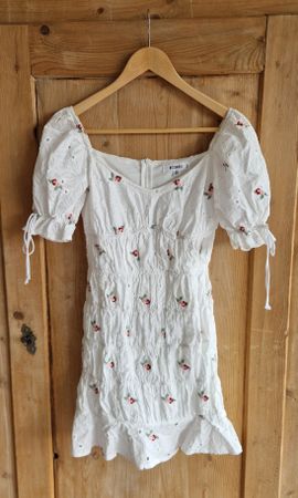 Kleid weiss bestickt Grösse 34 Neuwertig 