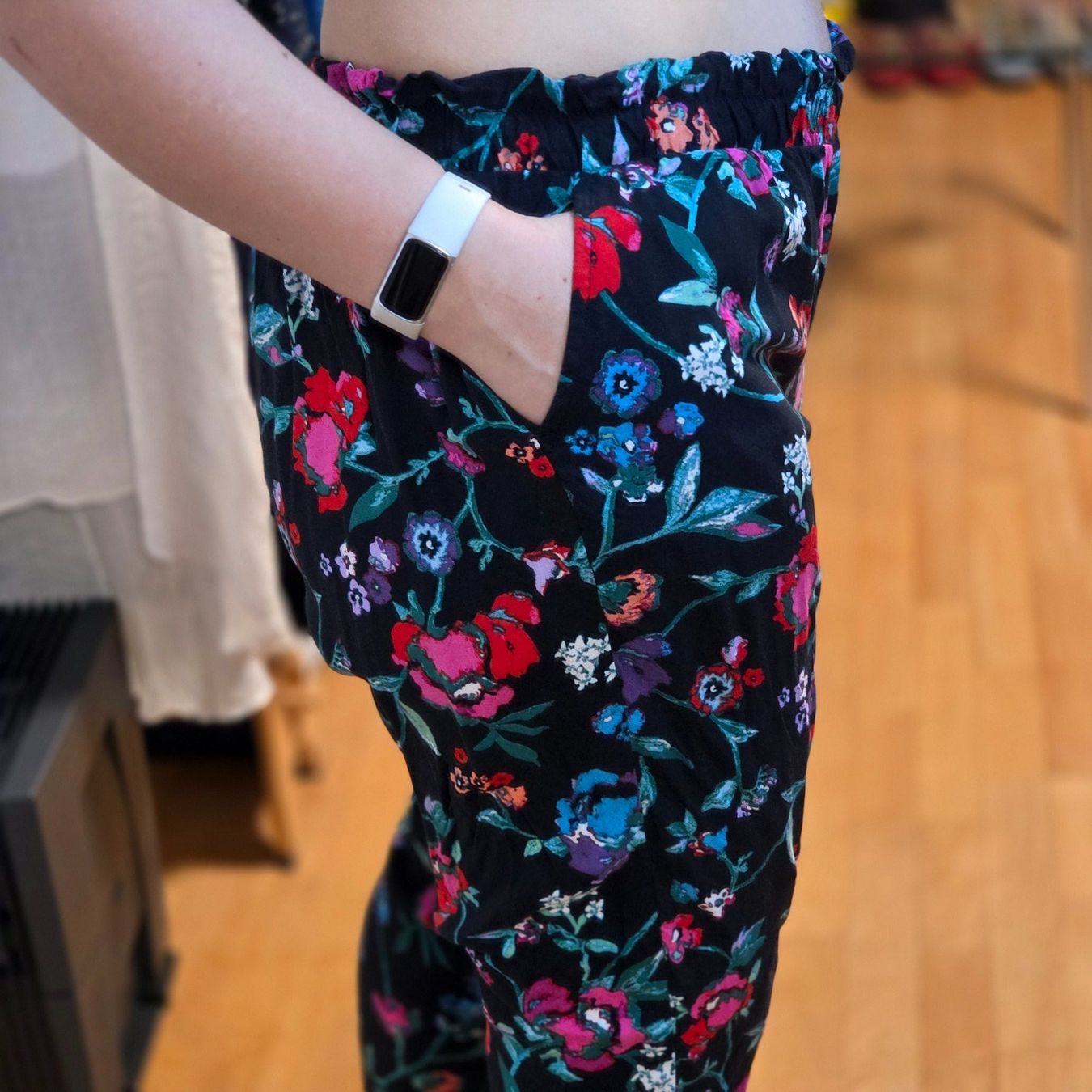 C&A Pantaloni: C&A Sommerhose Blumenmuster Gr.40 L Viskose – Usato da Wald ZH venduto da CapLux 3
