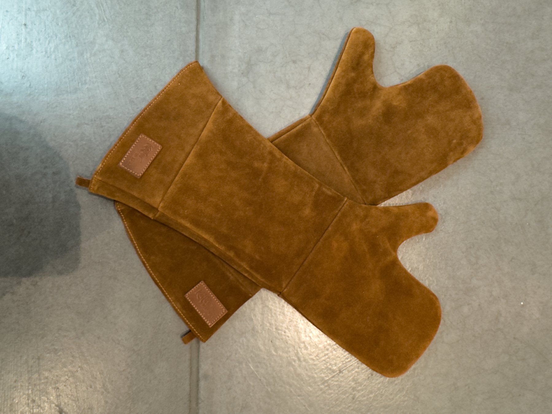 Guanti & manicotti: Design Grillhandschuhe  aus Wildleder – Usato da Zürich venduto da carlotorre