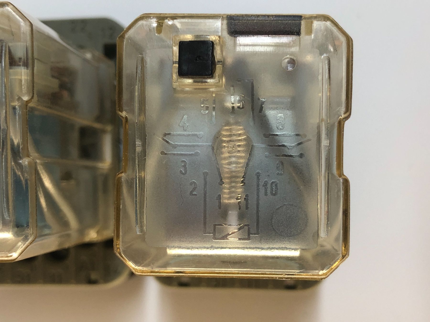 Elektronikbauteile: 2 Relais mit Sockel  //  Type 60.13  //  Spule 24V DC – Gebraucht aus Bergdietikon von Garak 8
