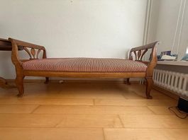 Biedermeiersofa, Nussbaum