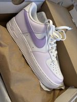 NIKE AIR FORCE 1 IN WEISS UND FLIEDER
