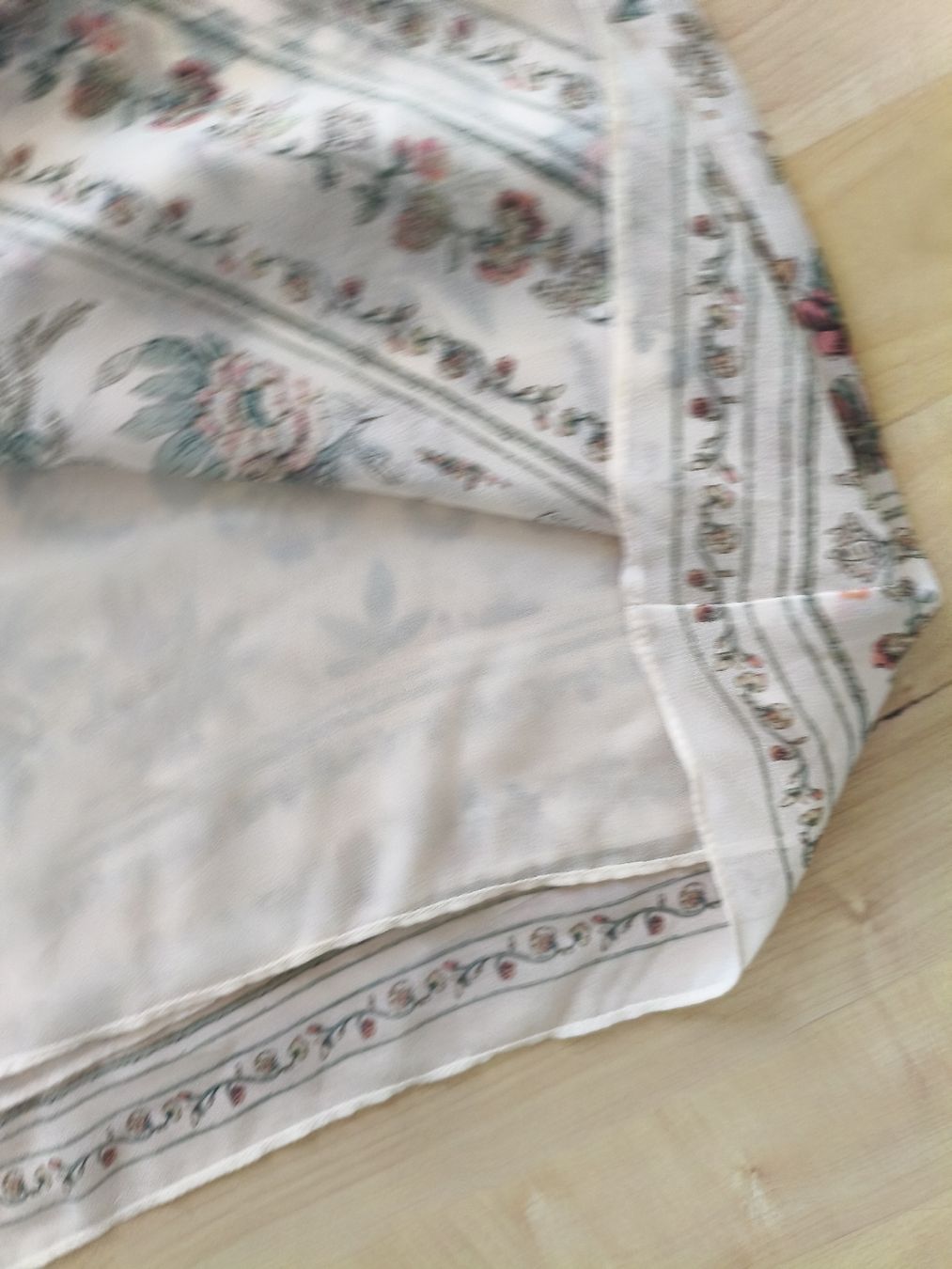 Tops: Max Studio Bluse Blumenmuster Weiss Grösse S neuwertig – Neu (gemäss Beschreibung) aus Rieden AG von juliarieden 3