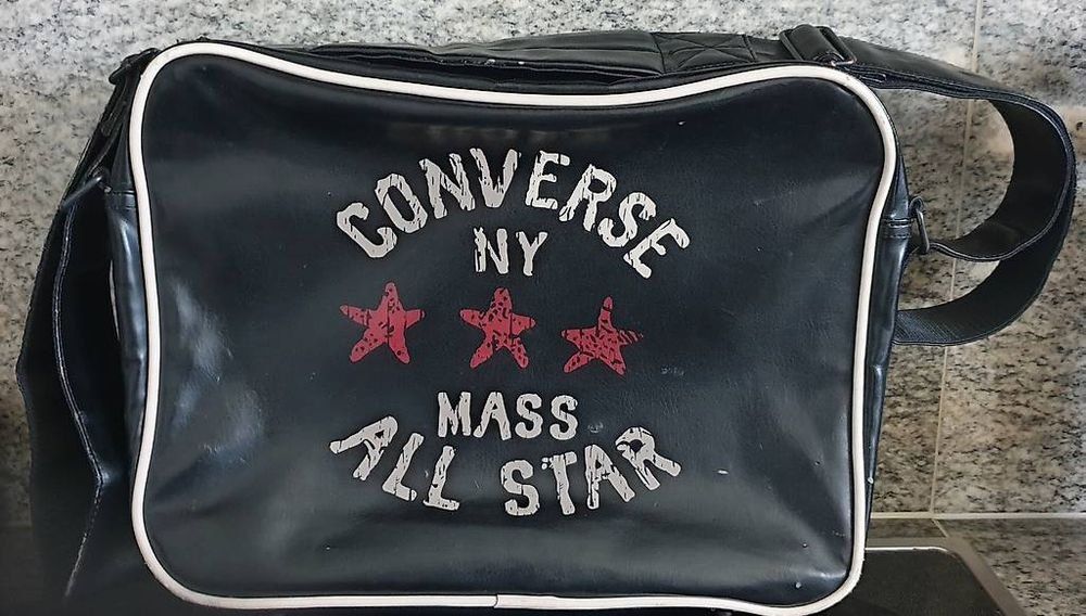 Converse Borse: Vintage Converse Umhängetasche, schwarz – Usato da Chur venduto da Vintage-Hunter