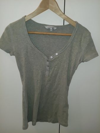 Eng geschnittenes, graues T-Shirt mit Knöpfen, in M