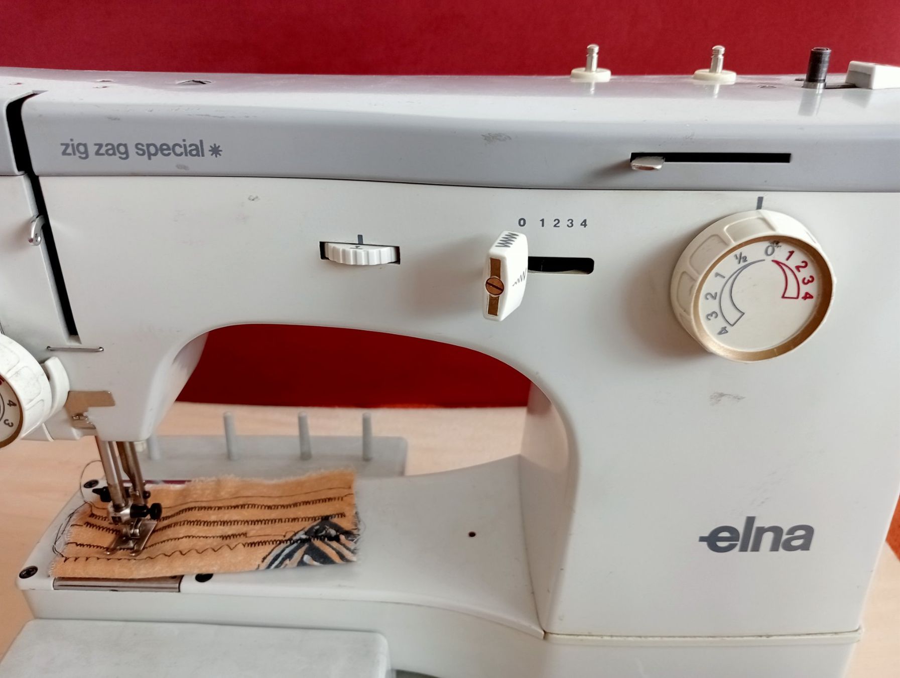 Elna Macchine da cucire: Elna Nähmaschine zig zag special – Usato da Grüningen venduto da Urtica 1