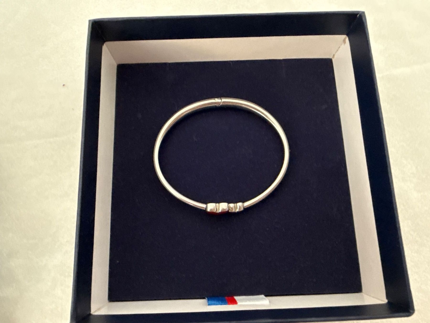 Tommy Hilfiger Bracciali & Braccialetti: Tommy Hilfiger Armreif Herz mit Box – Usato da Schönenwerd venduto da d.chiara 2