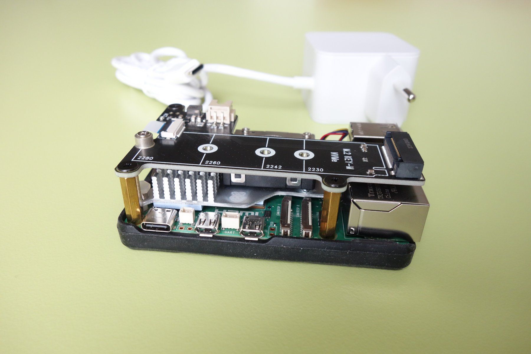 Raspberry Pi PC: Raspberry Pi 5 8GB mit NVMe SSD Adapter, Bumper, Netzteil – Nuovo (secondo la descrizione) da St. Gallen venduto da 8201 4