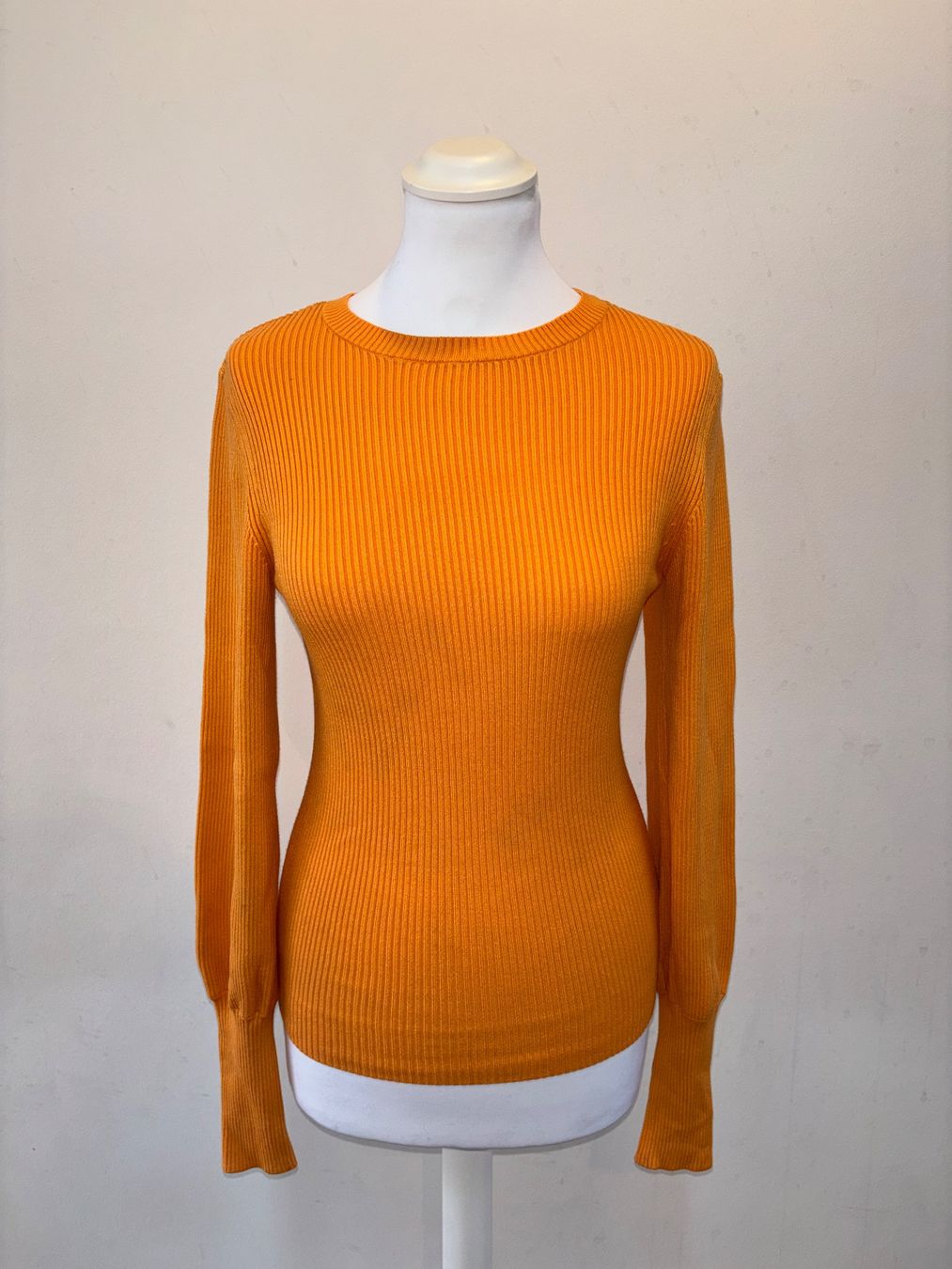 Tops: Pull manche longue orange taille XS – D'occasion à Petit-Lancy par vic_k6tl