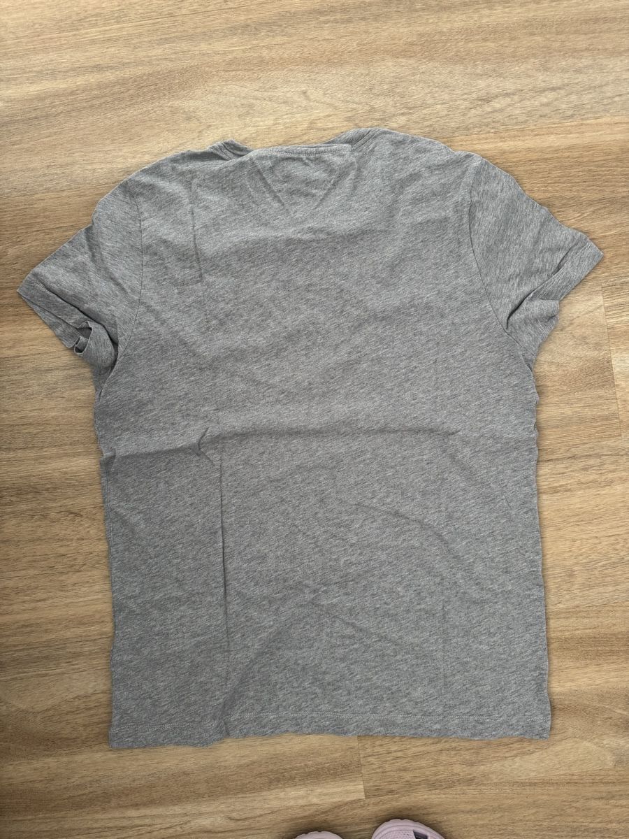 Tommy Hilfiger T-shirt: Tommy Hilfiger T shirt – Usato da Sierre venduto da jen_w8vt 1