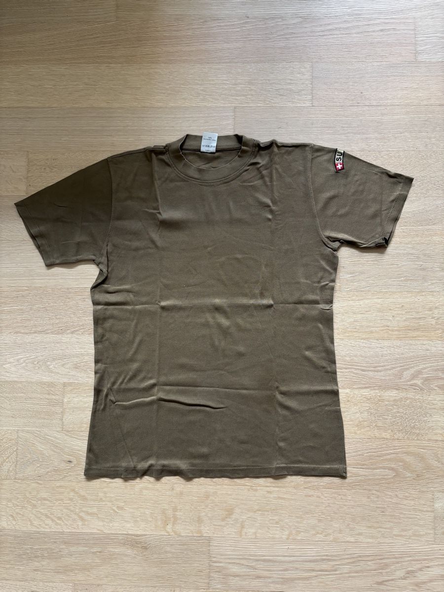Schweizer Armee T-shirt: Schweizer Armee Shirt (Gr. 52) – Usato da Wallisellen venduto da simeli94