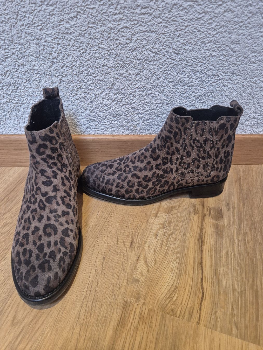 Damenschuhe: MAX Stiefeletten Leo Print Grösse 36  – Gebraucht aus St. Gallen von ali_tms5