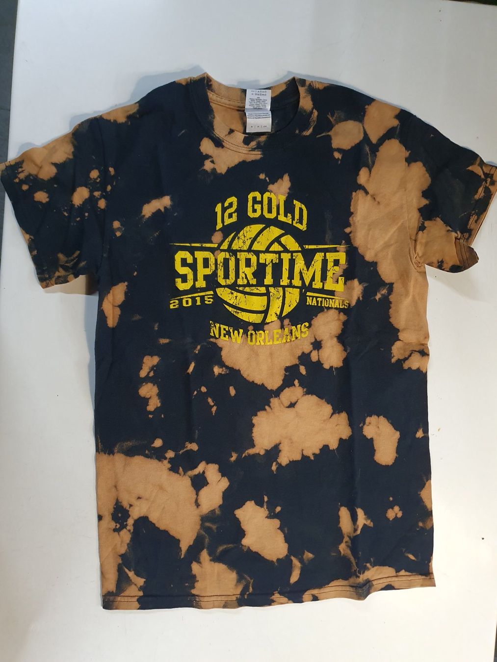 T-shirts: Gildan T-Shirt Batikmuster grösse M – D'occasion à Zürich par loosebone