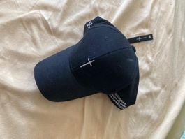 Kappe schwarz verstellbar Kreuz Stickerei guter Zustand