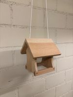 Neues Vogelhaus aus Holz, Handarbeit aus sozialer Produktion