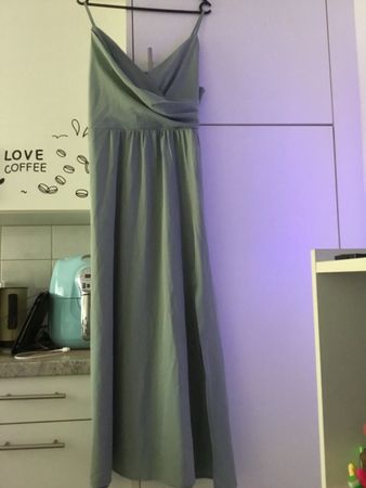 Abendkleid lang grün mit Schlitz Grösse M neuwertig