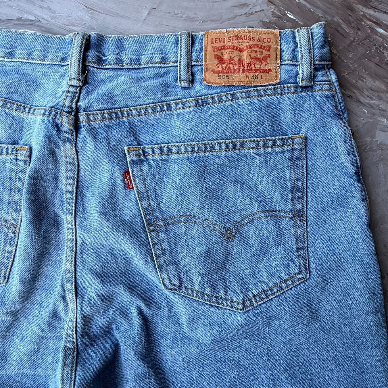 Levi's Jeans: Levi's Classic Blue Denim Shorts – Usato da Thônex venduto da Suisse.Shopping 4