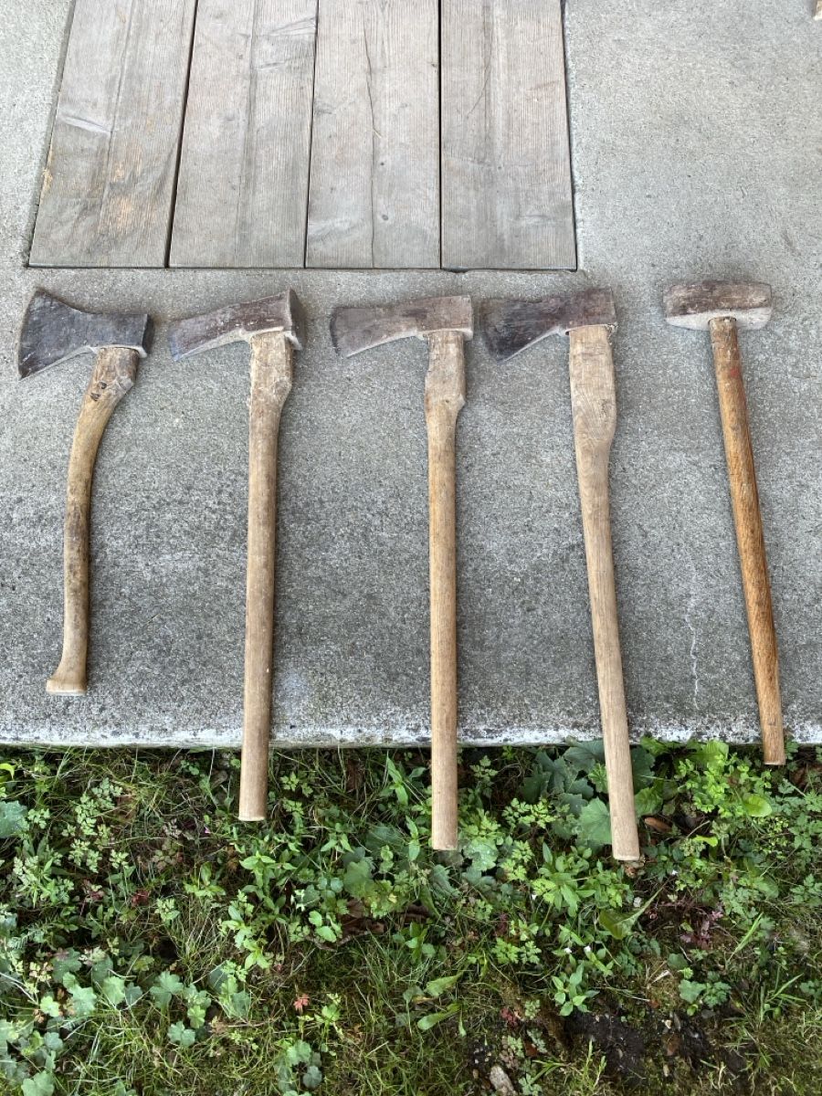 Alle Werkzeuge: Set aus vier Äxten und einem Hammer  – Gebraucht aus Pohlern von 34Yves34