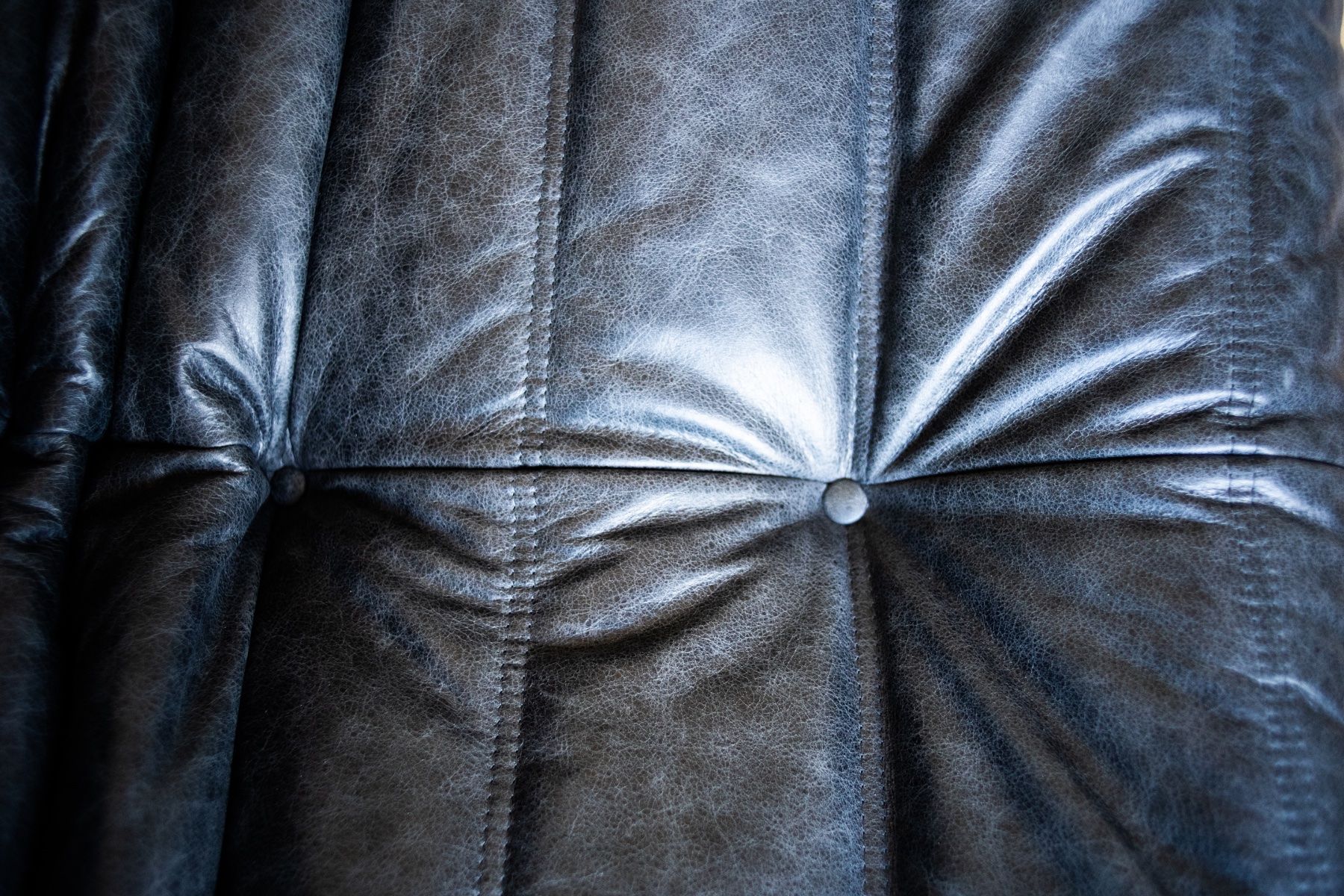 Ligne Roset Divani: Neu gepolstertes Original Togo 2er Sofa – Usato da Zürich venduto da ERATOMIUM 5
