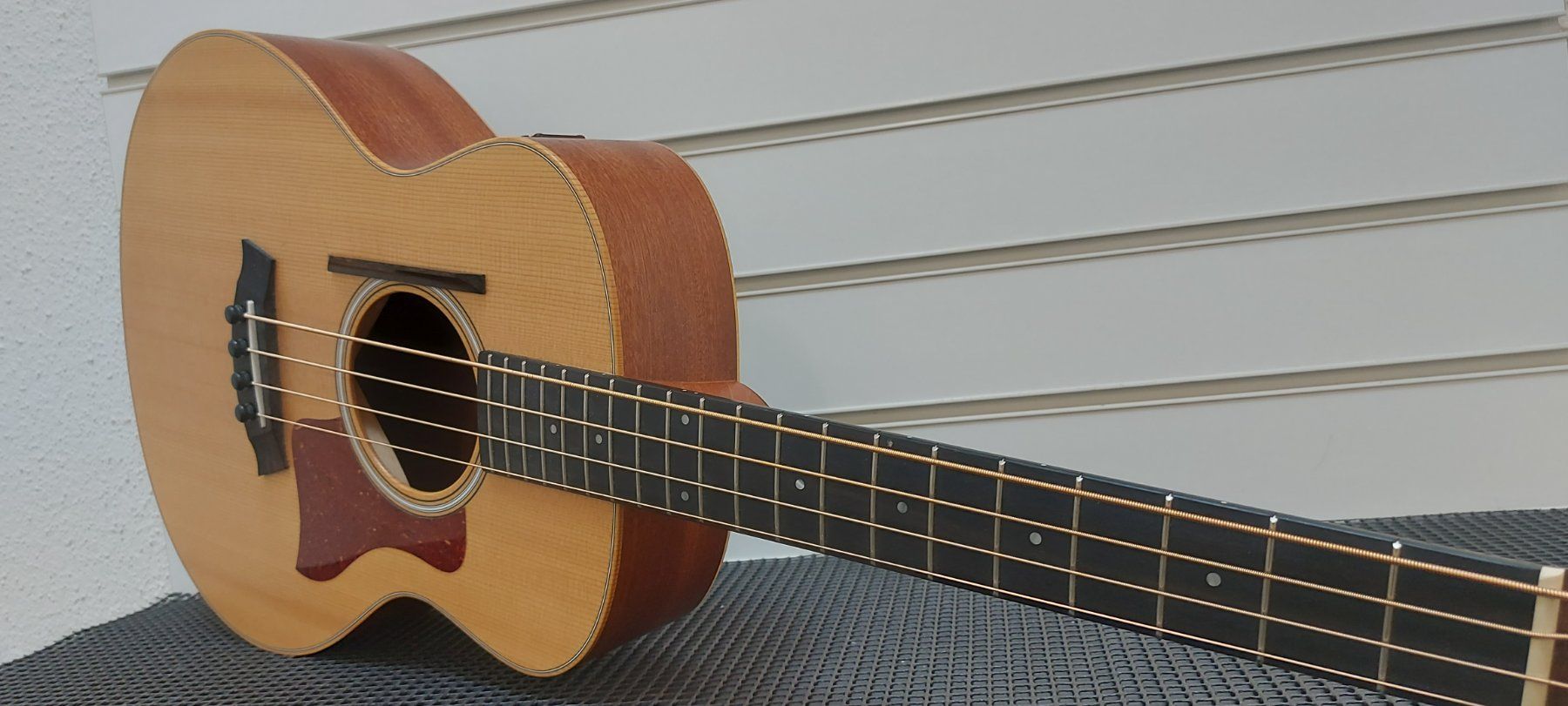 Taylor Strumenti musicali: Taylor GS Mini-e Electro Acoustic Bass, Natural – Nuovo (secondo la descrizione) da Glattbrugg venduto da Swissmusik 2