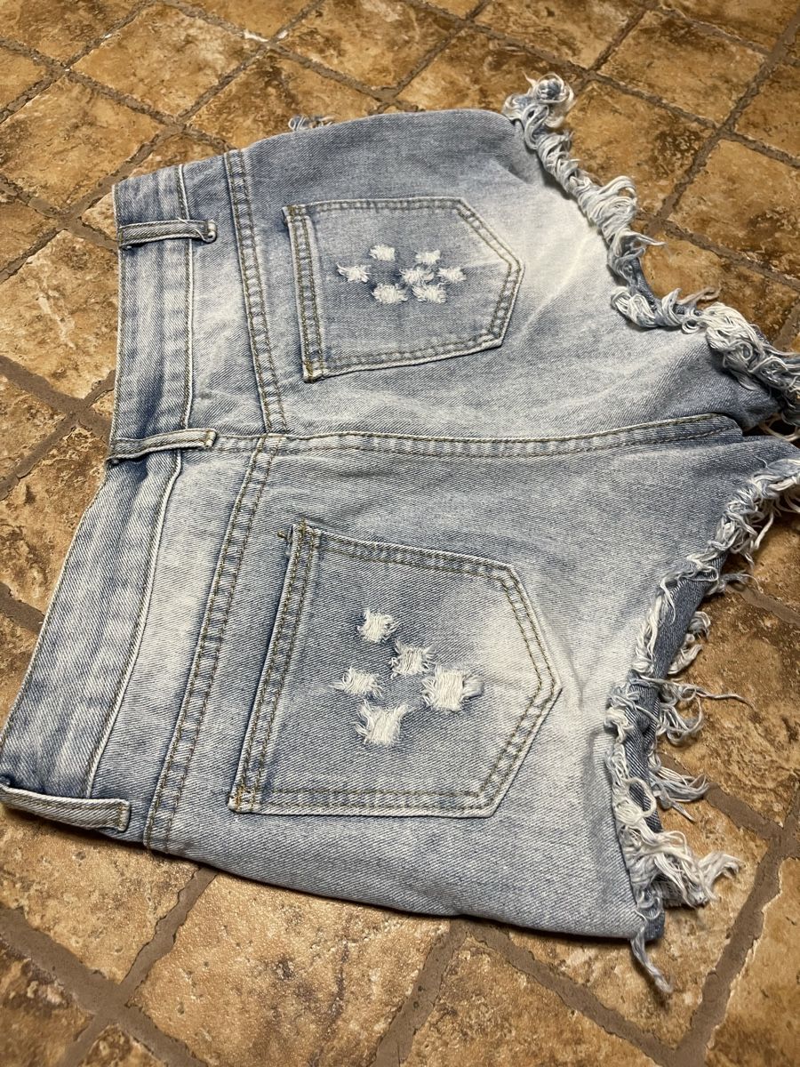 Jeans: Shorts jeans con perle e strappi-S/M – Nuovo (secondo la descrizione) da Gordevio venduto da LanaZimm 2
