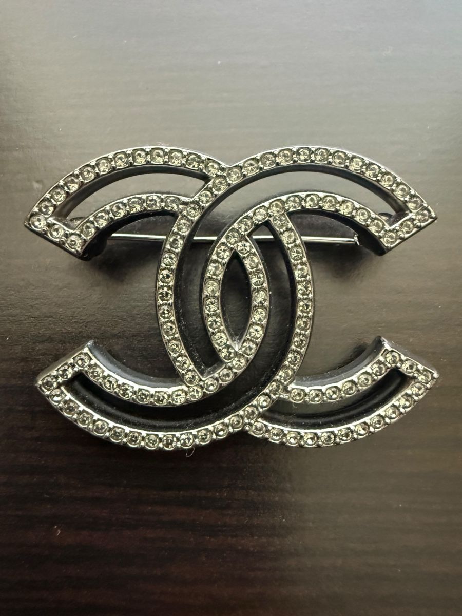 Chanel Spille & Fermagli: CC Broche Strass Silberfarben Schickes Accessoire Damen – Usato da Othmarsingen venduto da Paucaverba