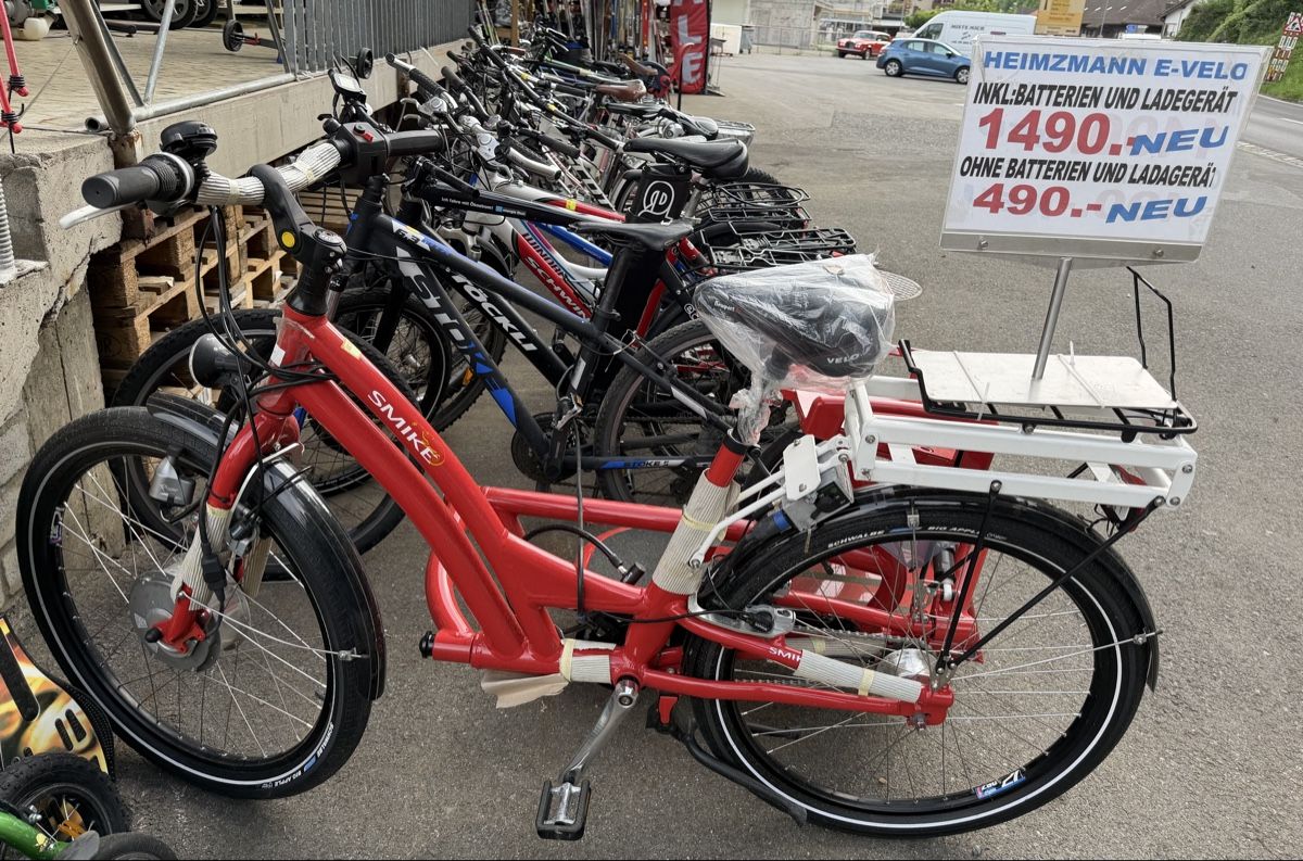 Velos: E-Velo mit Anhänger, Liquidation 7 Stück ein Preis – Neu (gemäss Beschreibung) aus Interlaken von Skandalpreis